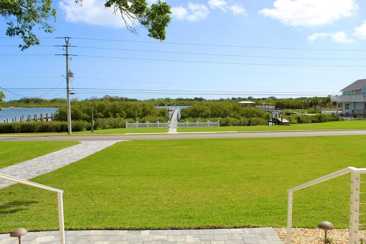 224 N Riverside Dr - Photo 3 of 48