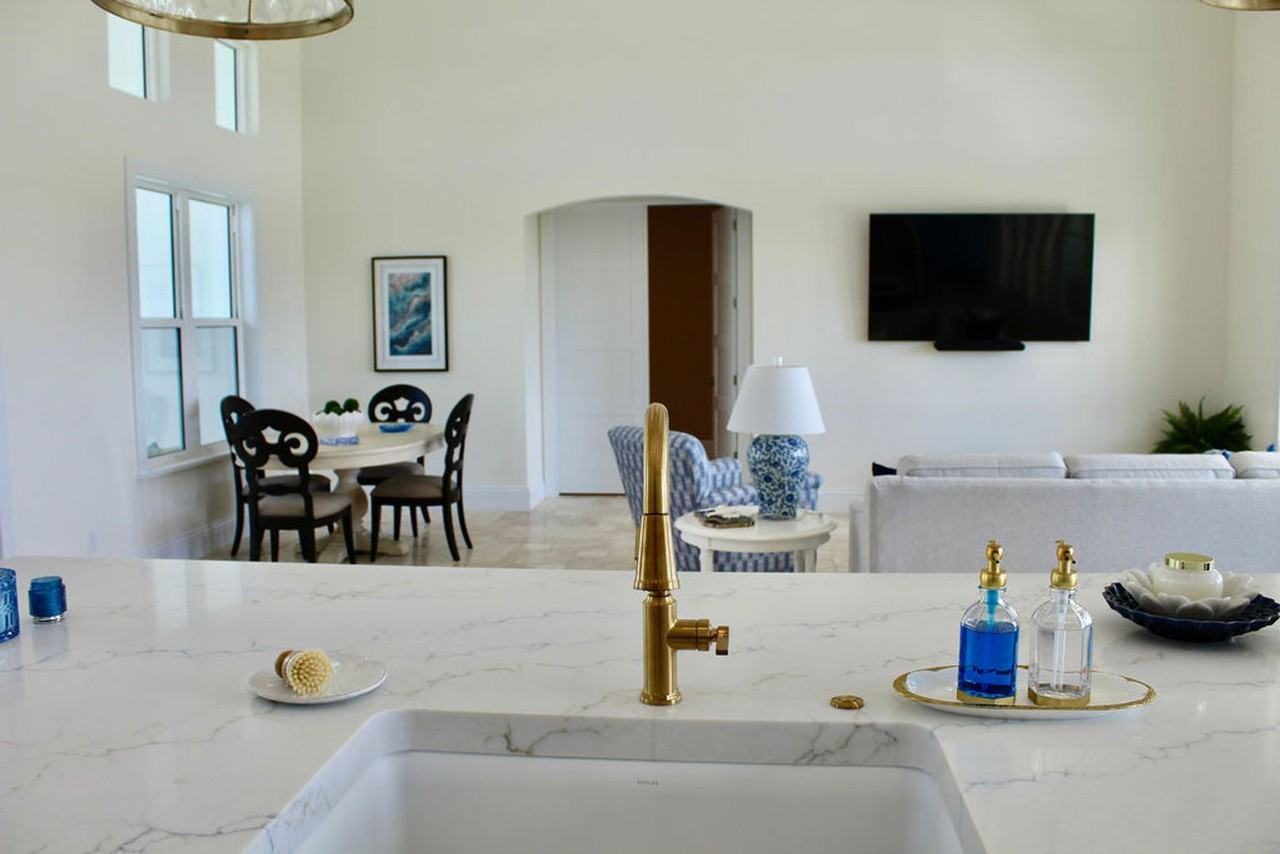 224 N Riverside Dr - Photo 7 of 48