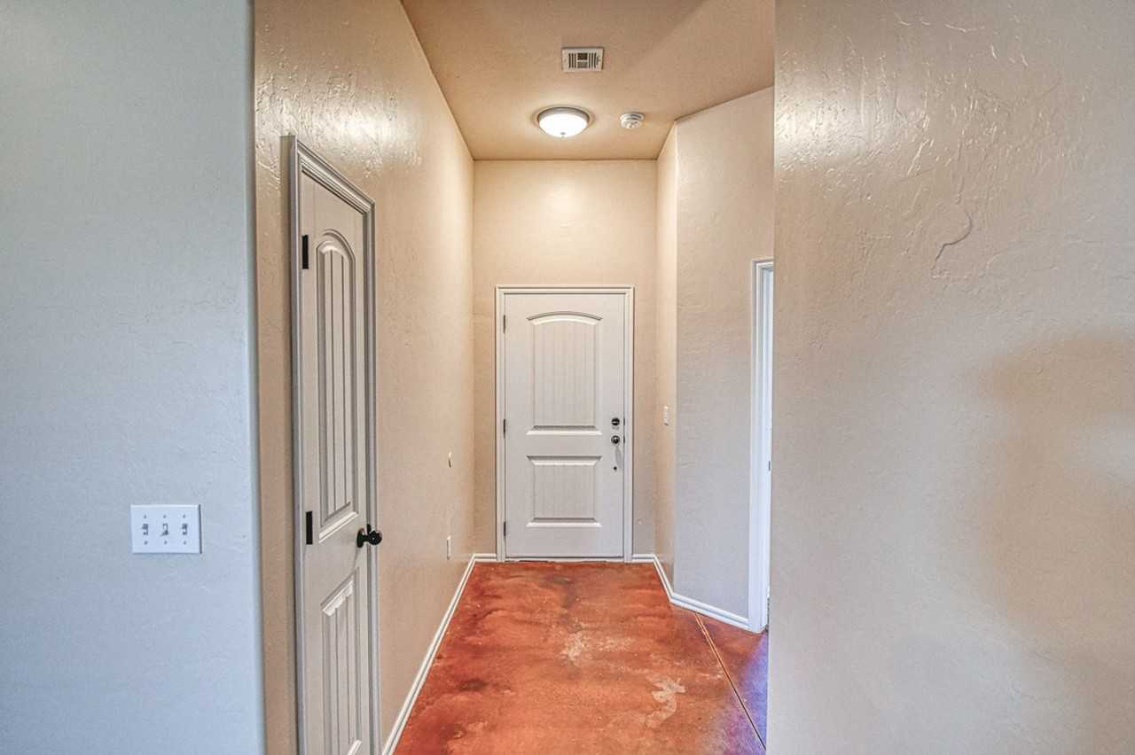 1004 Ridgeway Dr - Photo 4 of 28