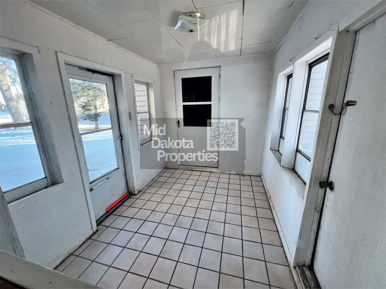 510 E Maple St - Photo 4 of 18