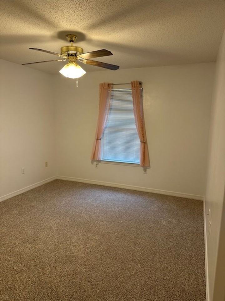 223 Runnymeade Drive - Photo 5 of 12