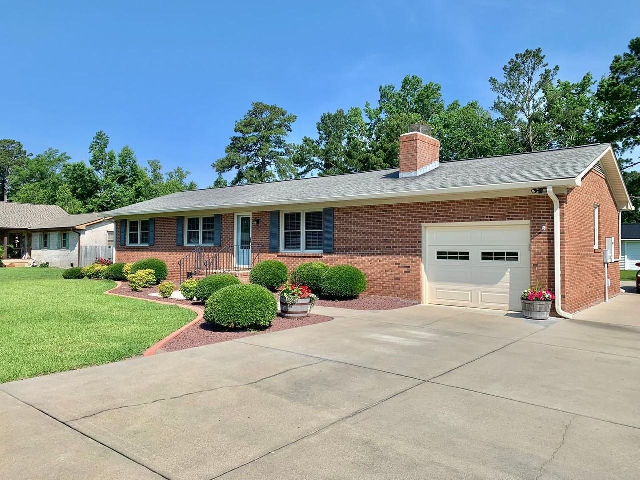 213 Dogwood St - Photo 3 of 39