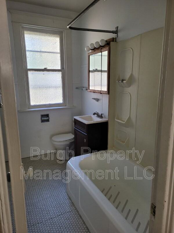 441 Locust St - Photo 6 of 13