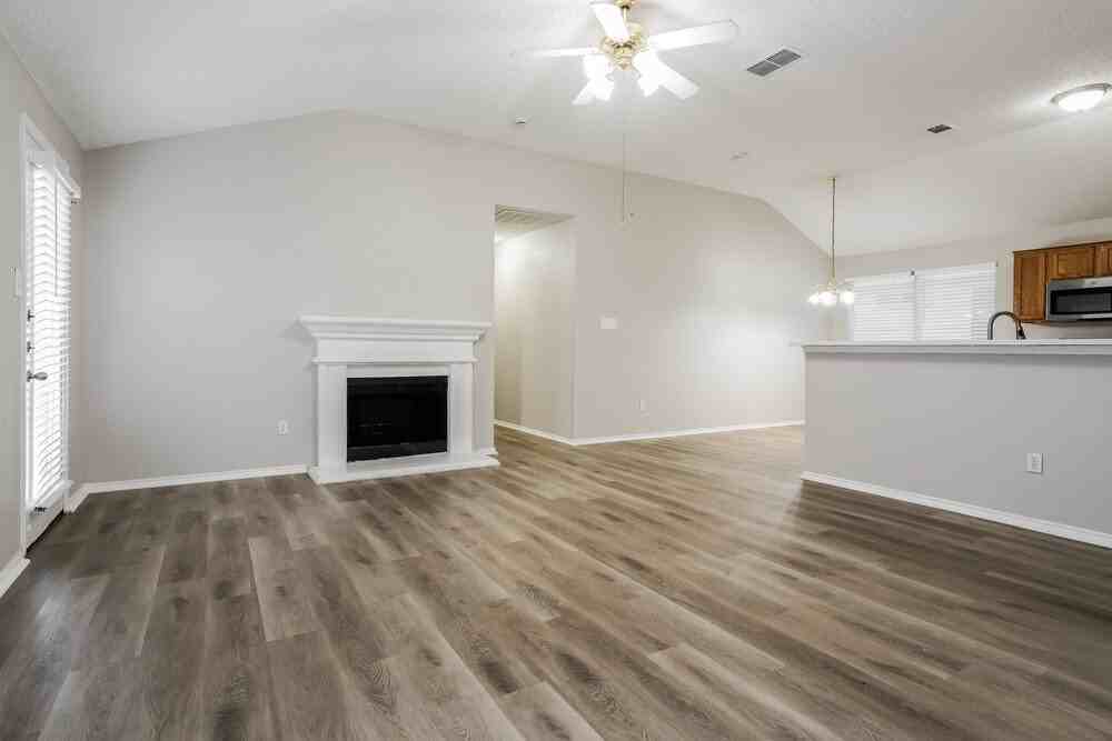 1104 Driftwood Ln - Photo 4 of 16