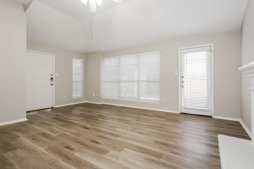 1104 Driftwood Ln - Photo 5 of 16