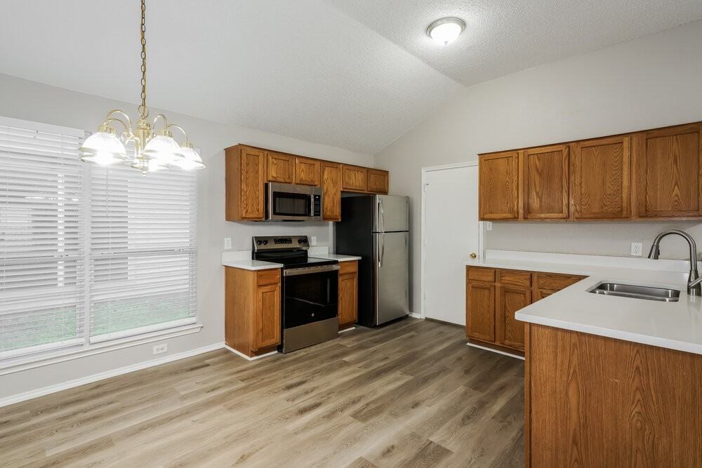 1104 Driftwood Ln - Photo 7 of 16
