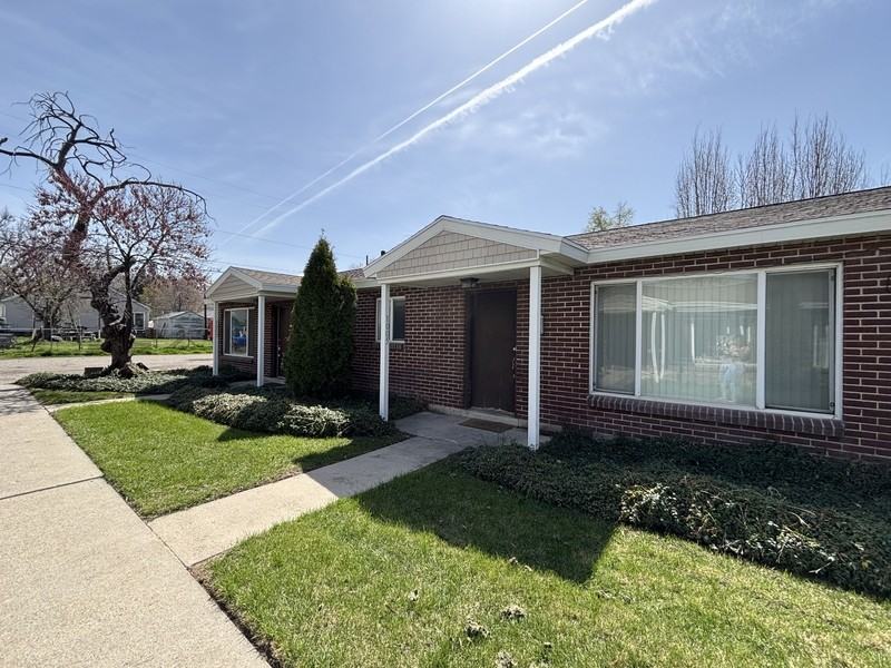 995 Southeast - Photo 2 of 13
