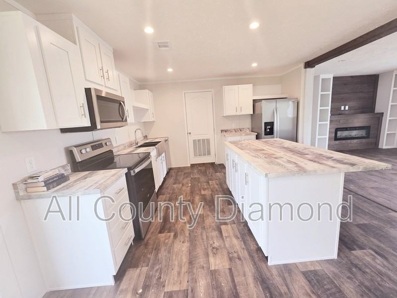 2213 E 16th Plz - Photo 7 of 20