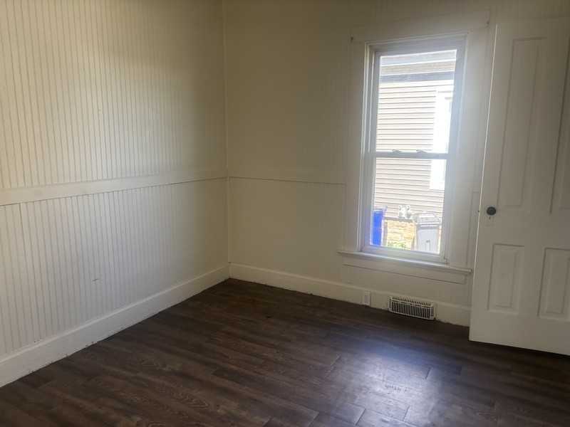 124 10th St Sw - Photo 3 of 4