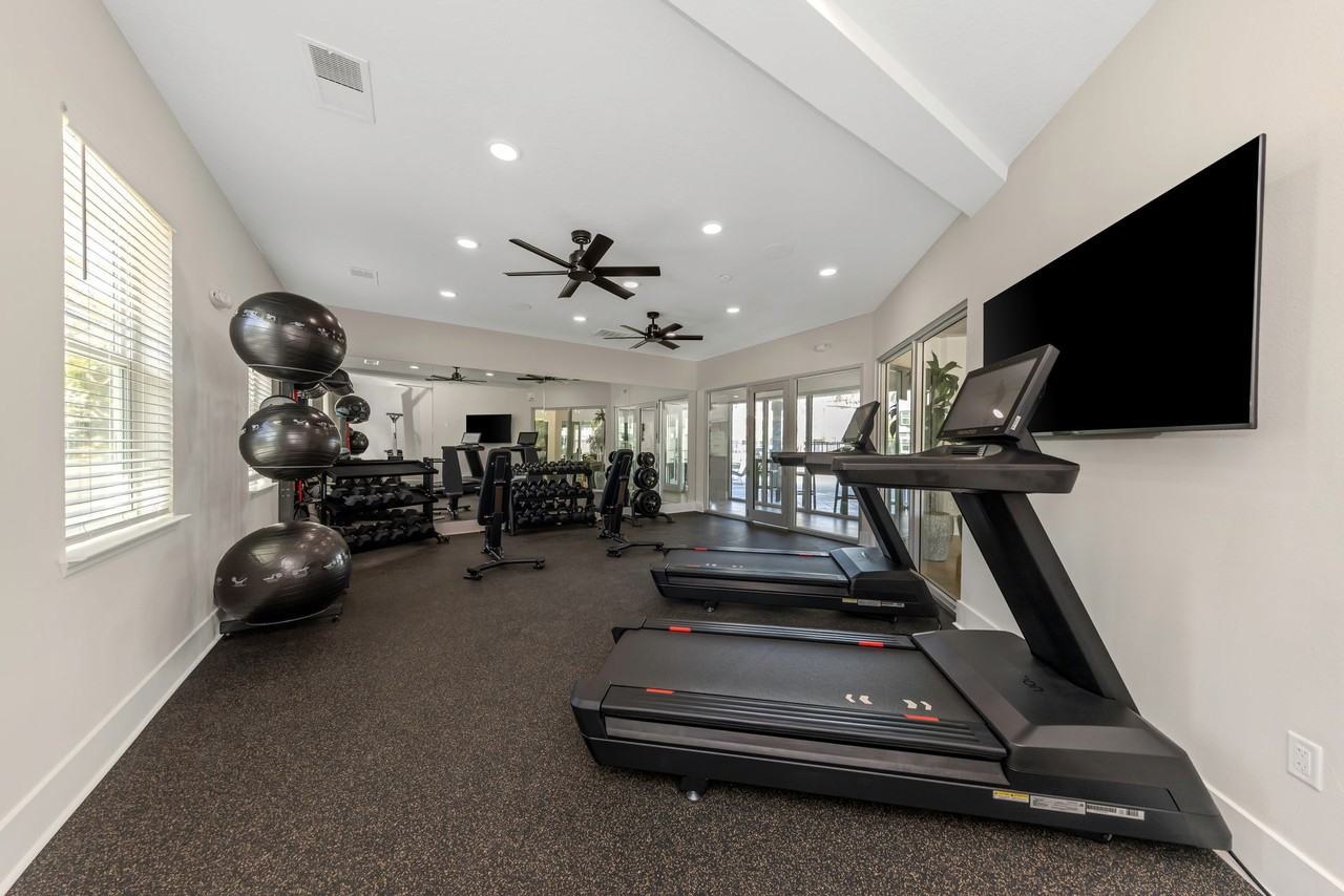 Everest Largo Apartments - Photo 6 of 89