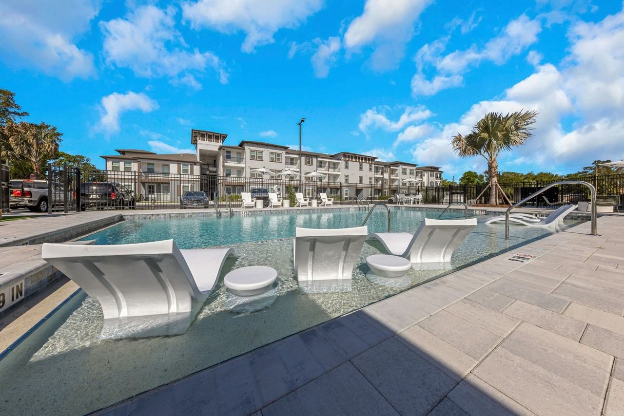 Everest Largo Apartments - Photo 5 of 89