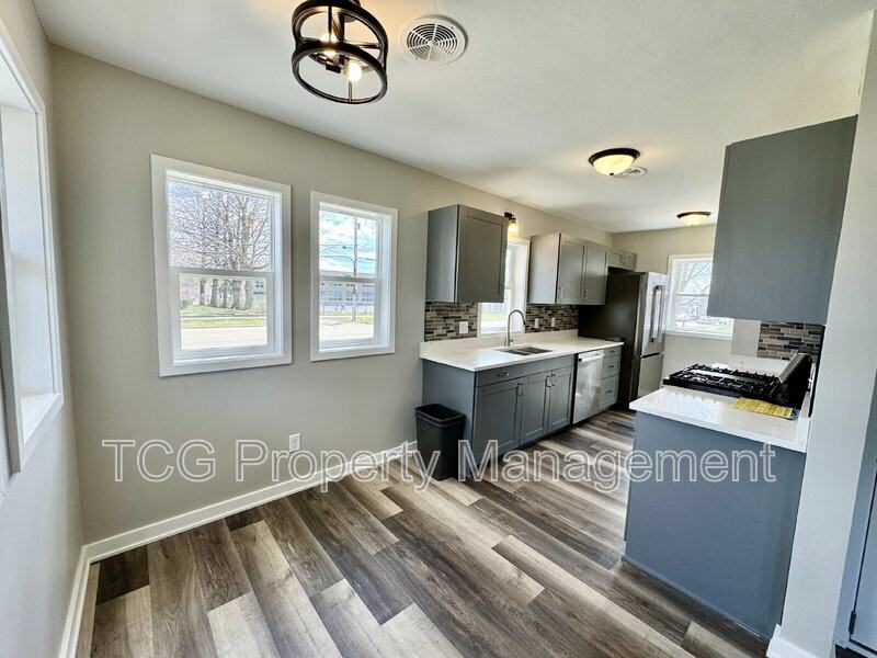 1709 La Salle St - Photo 3 of 9