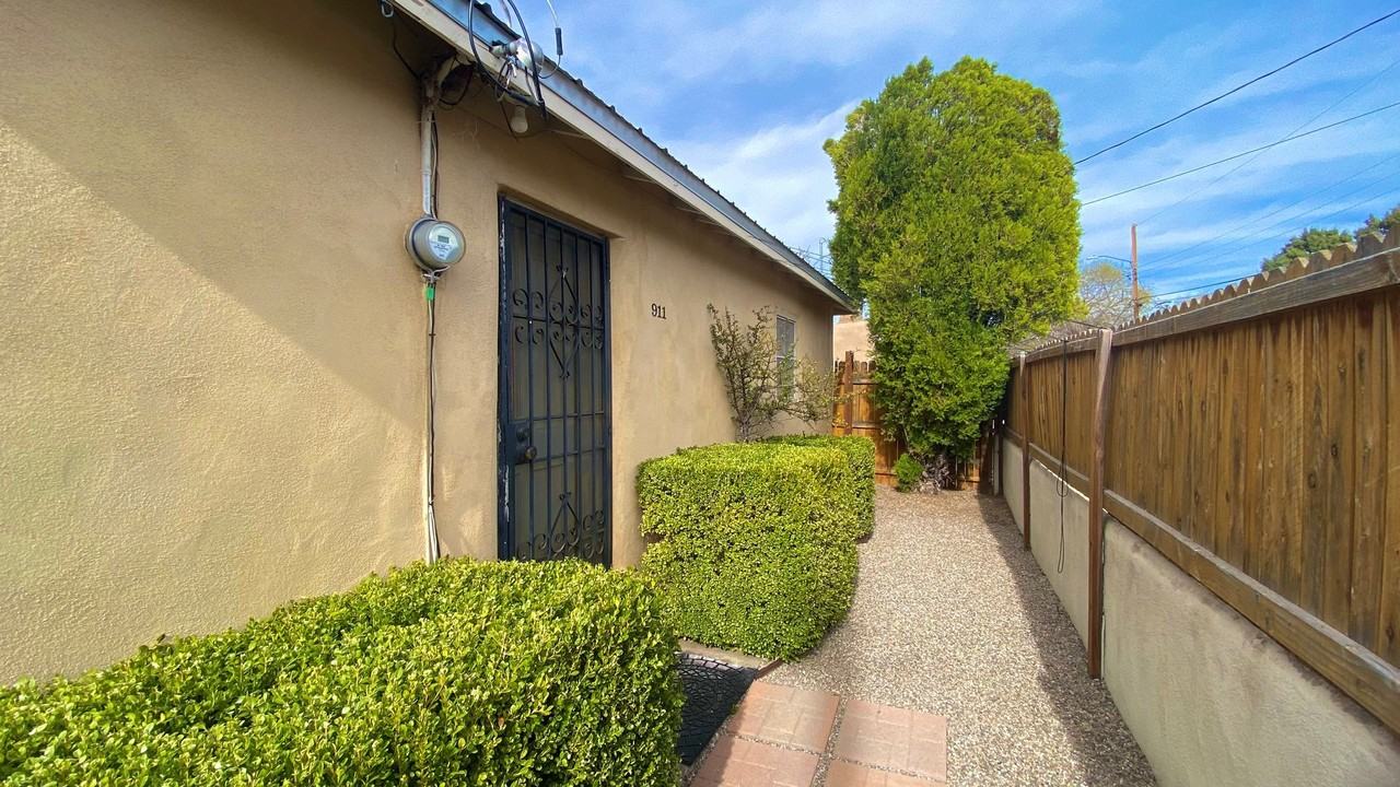 911 Don Juan St - Photo 5 of 32