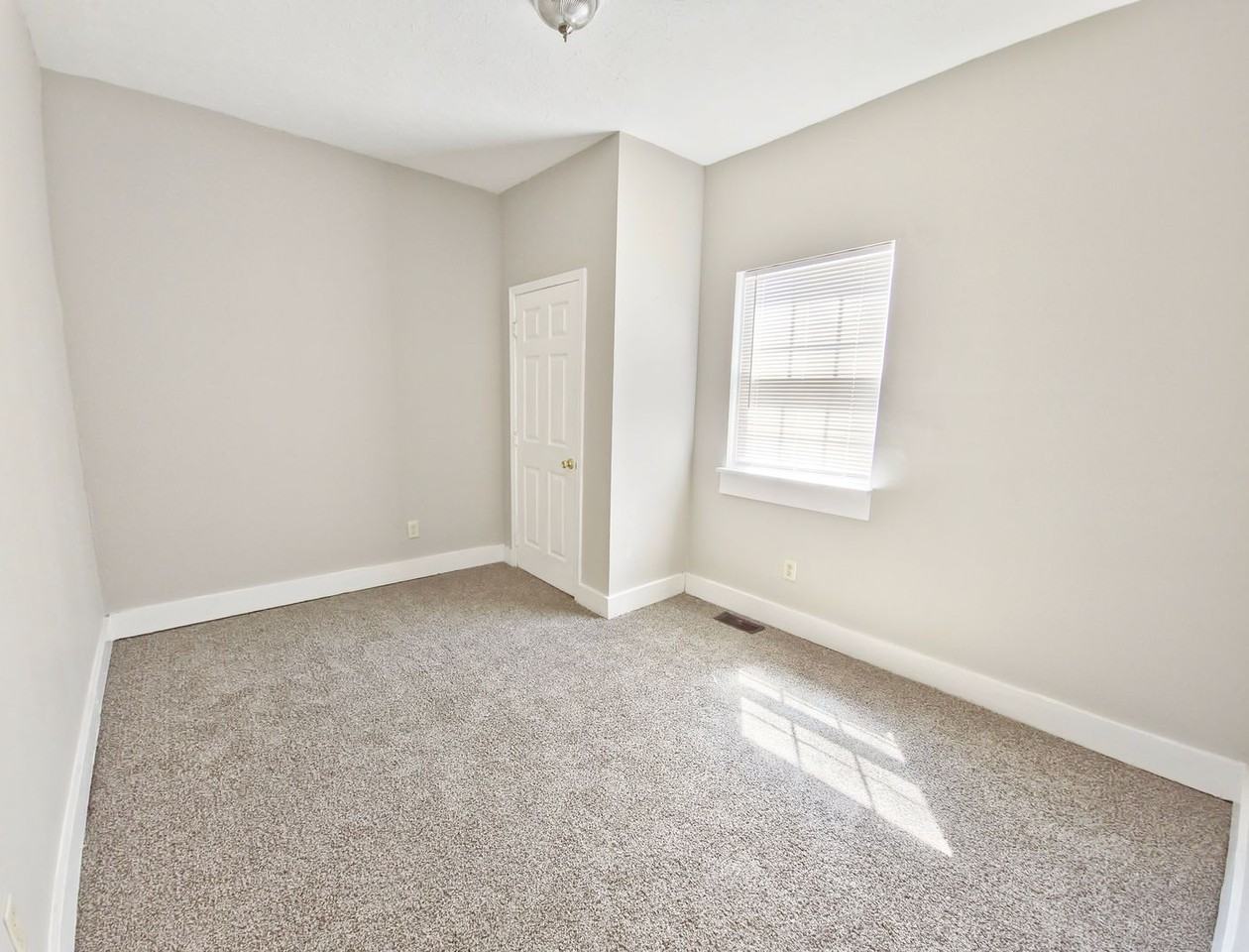 1303 S 26th St - Photo 5 of 8