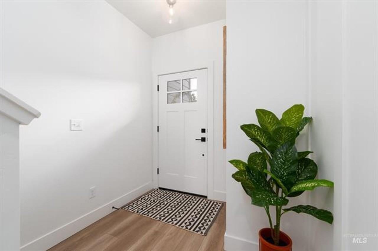 5044 E Woodward Ln - Photo 2 of 21