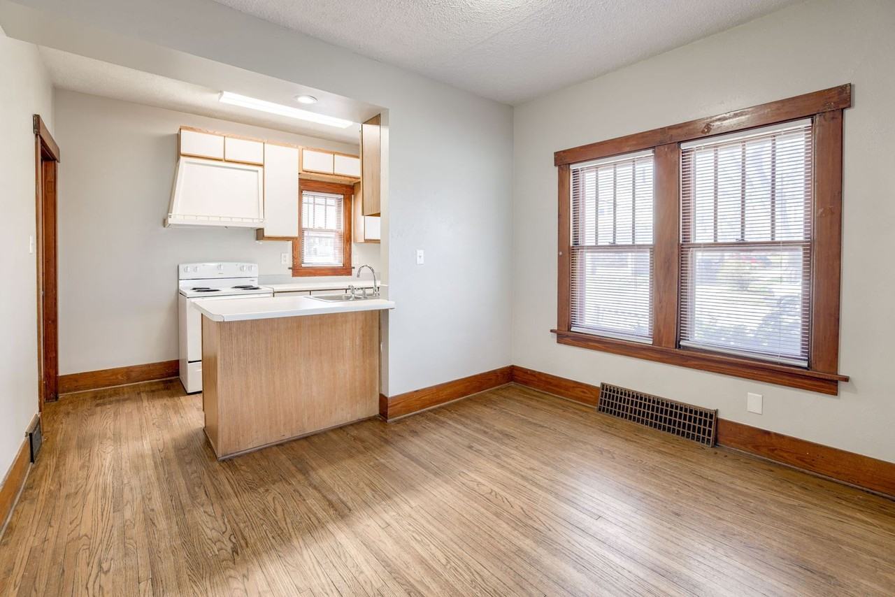1112 S 22nd St - Photo 4 of 15