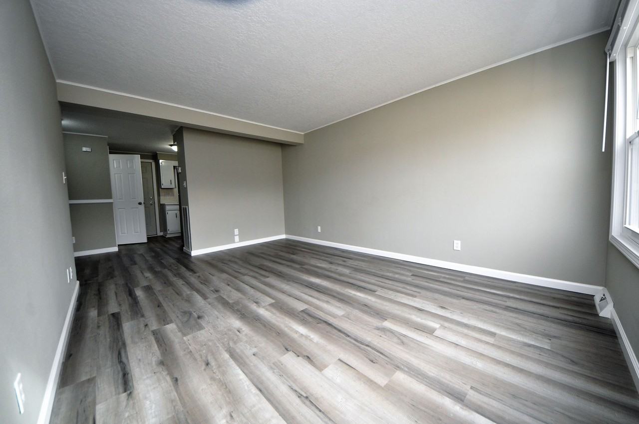 WAR: Granada Townhomes 301/303/305/307 - Photo 2 of 16