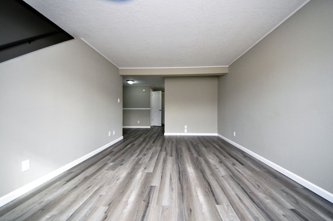 WAR: Granada Townhomes 301/303/305/307 - Photo 3 of 16