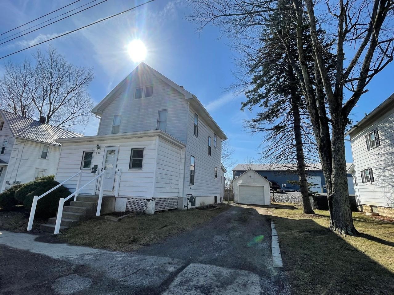 237 W 13th St - Photo 3 of 25