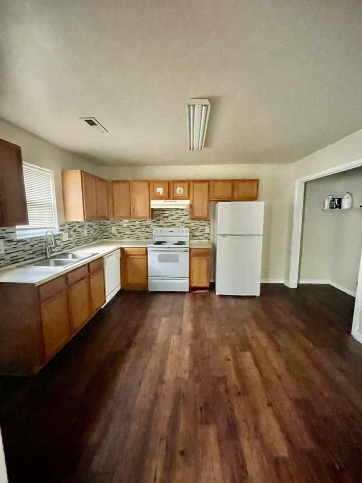 5104 Brooktree Dr - Photo 4 of 14