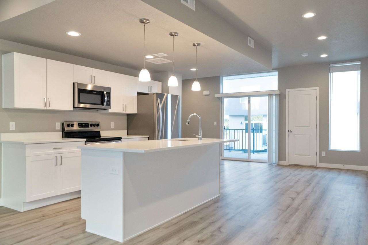 1681 S 225 W - Photo 4 of 16