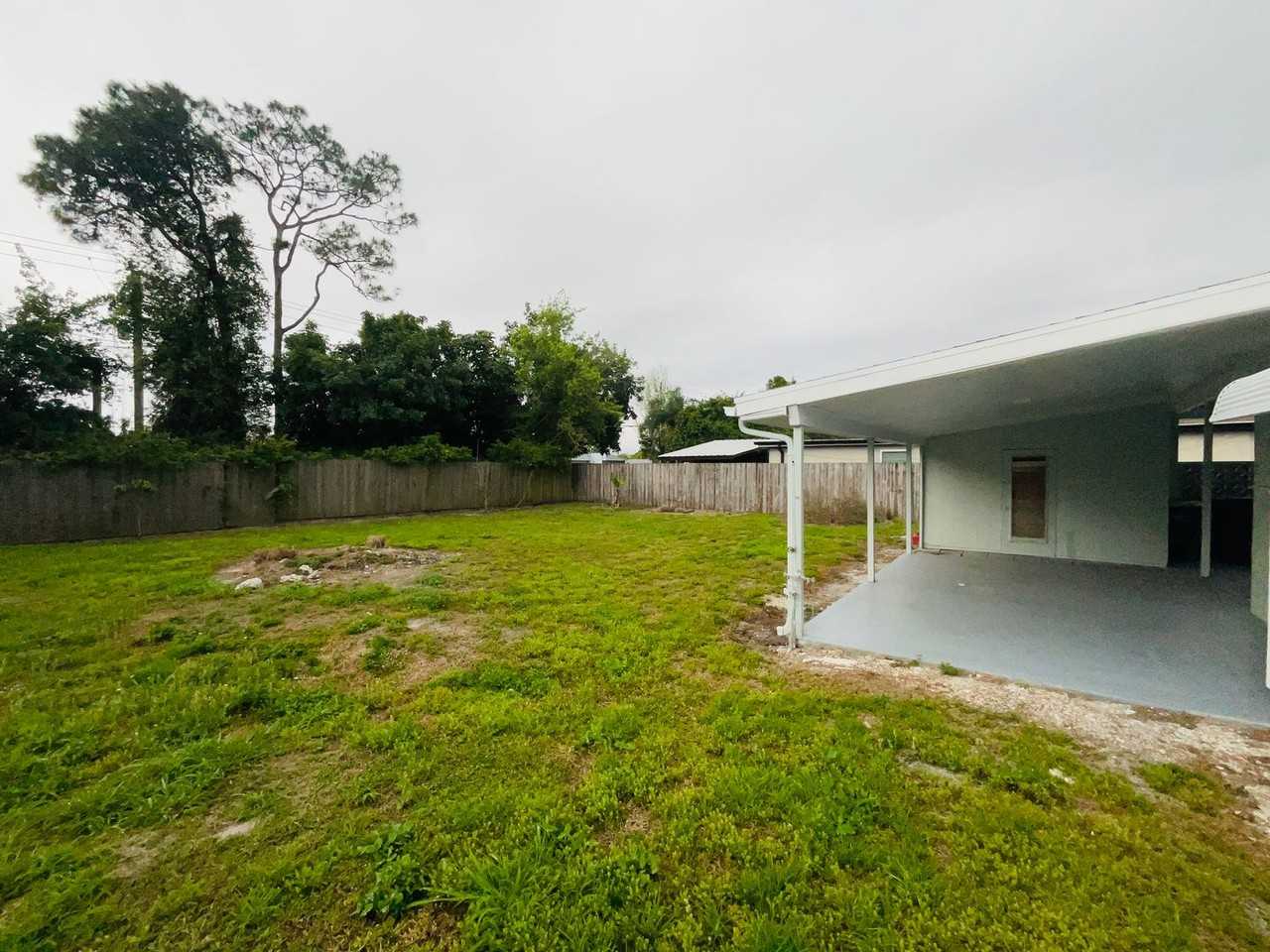 140 Banyan Dr - Photo 2 of 10