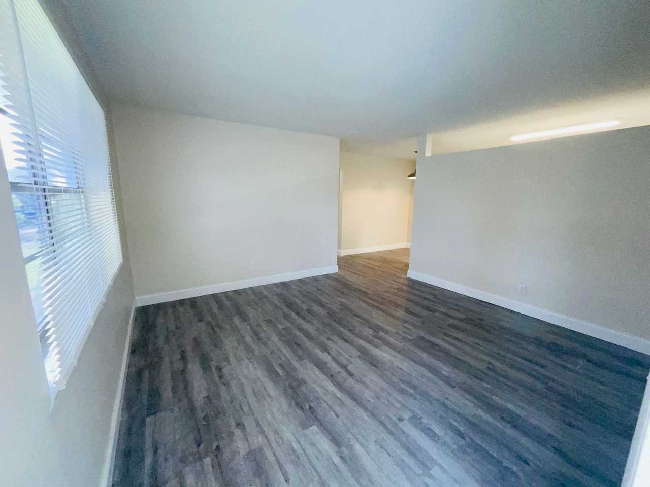 140 Banyan Dr - Photo 3 of 10