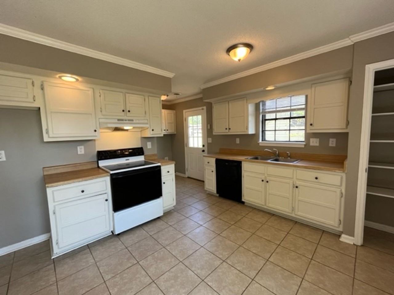 933 Woodburne Pl - Photo 2 of 10