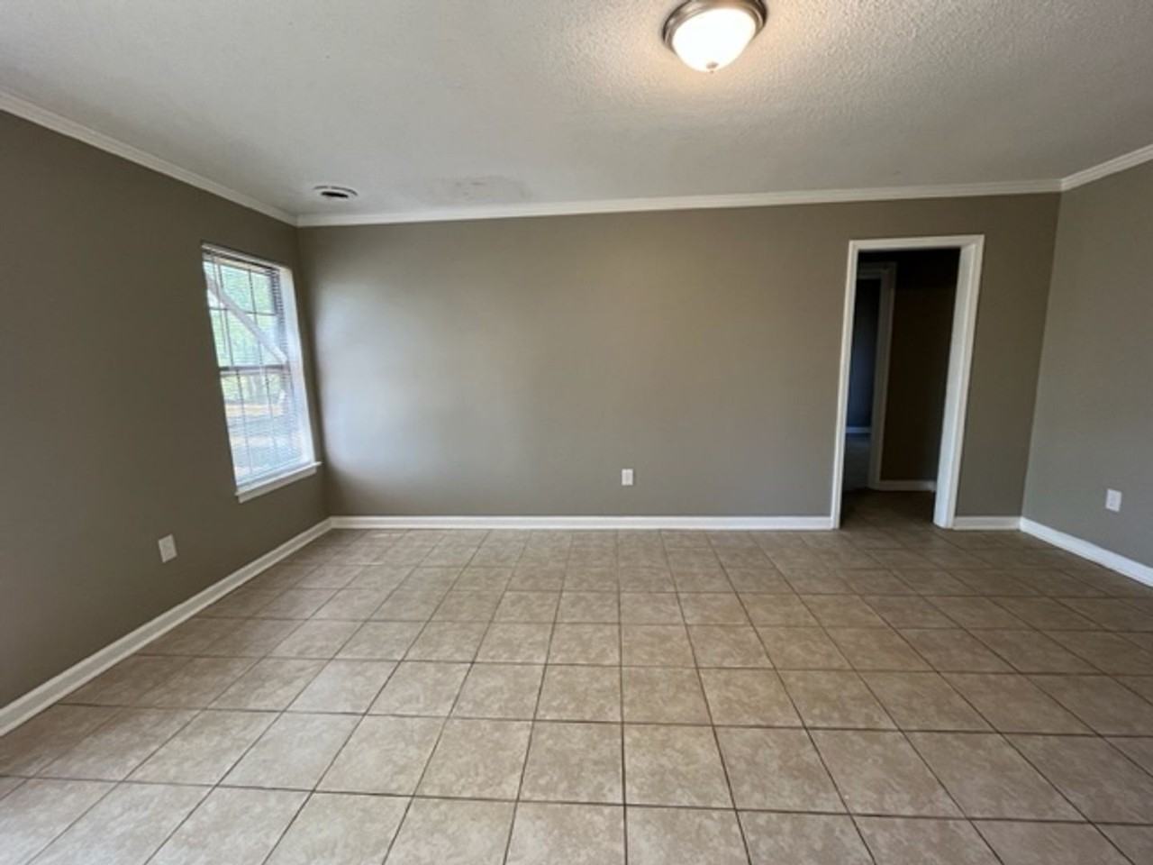933 Woodburne Pl - Photo 3 of 10
