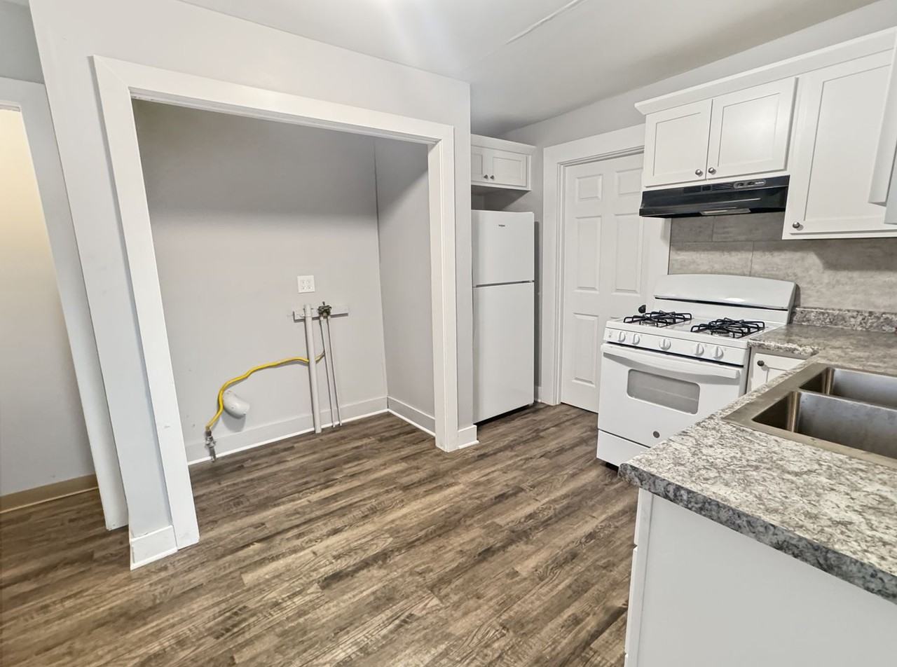 1003 Logan St Se - Photo 2 of 8
