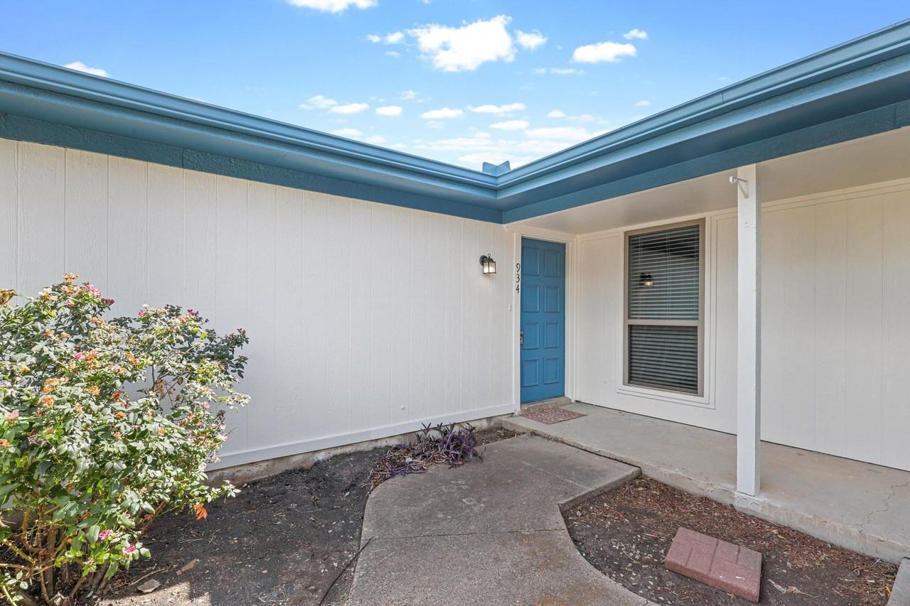 934 Cottonwood Trl - Photo 2 of 15