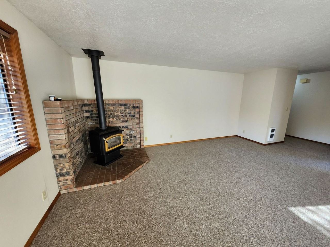2858 Ne Daggett Ln - Photo 2 of 18