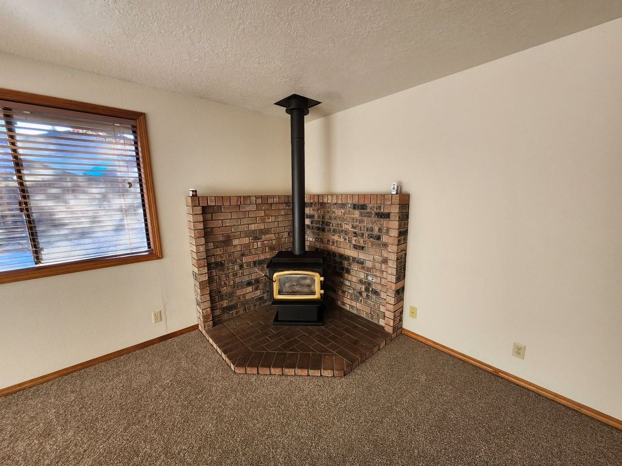 2858 Ne Daggett Ln - Photo 4 of 18