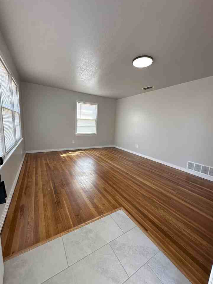 2800 37th St - Photo 2 of 12