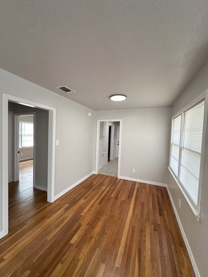 2800 37th St - Photo 3 of 12