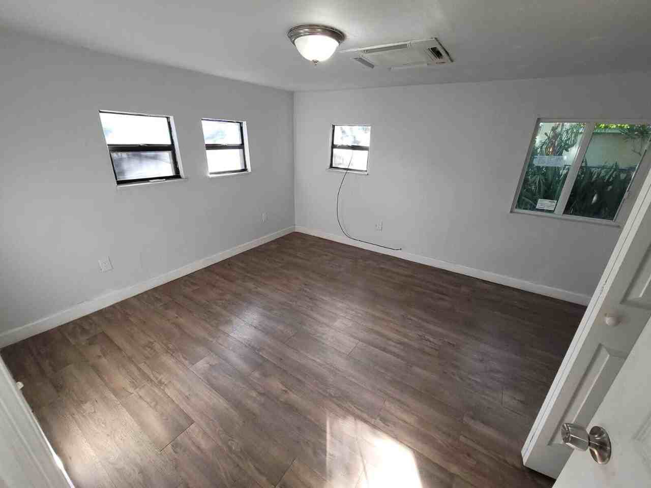 210 SW 7 ST Back House - Photo 4 of 18