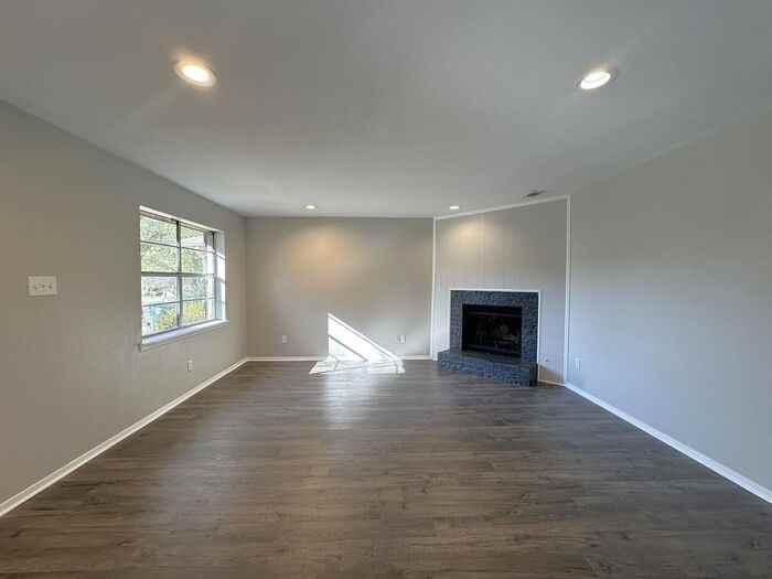 4512 Edinburgh Dr - Photo 3 of 21