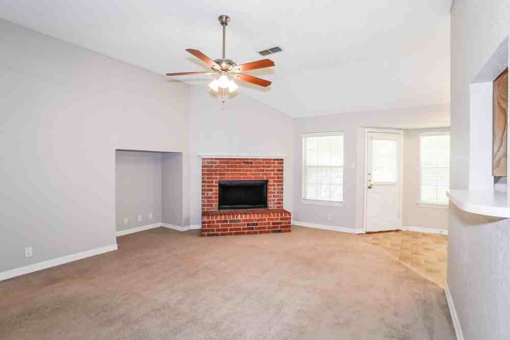 309 Woodlawn St - Photo 4 of 19