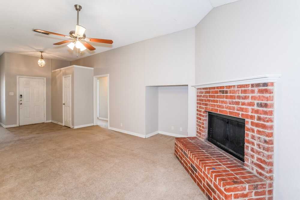 309 Woodlawn St - Photo 5 of 19