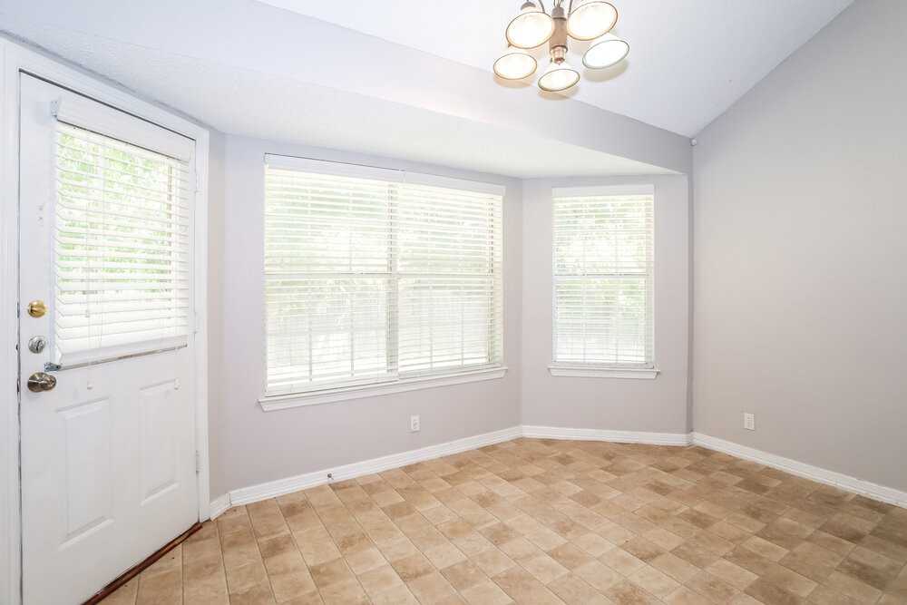 309 Woodlawn St - Photo 7 of 19