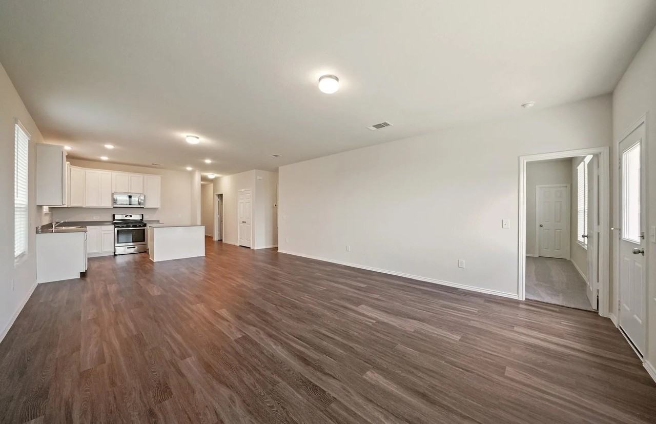 1909 Village Creek Ln - Photo 3 of 11