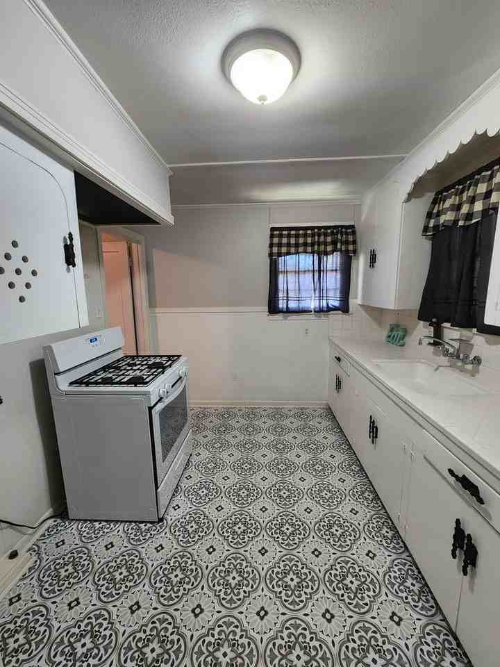 1834 Corbitt St - Photo 4 of 9