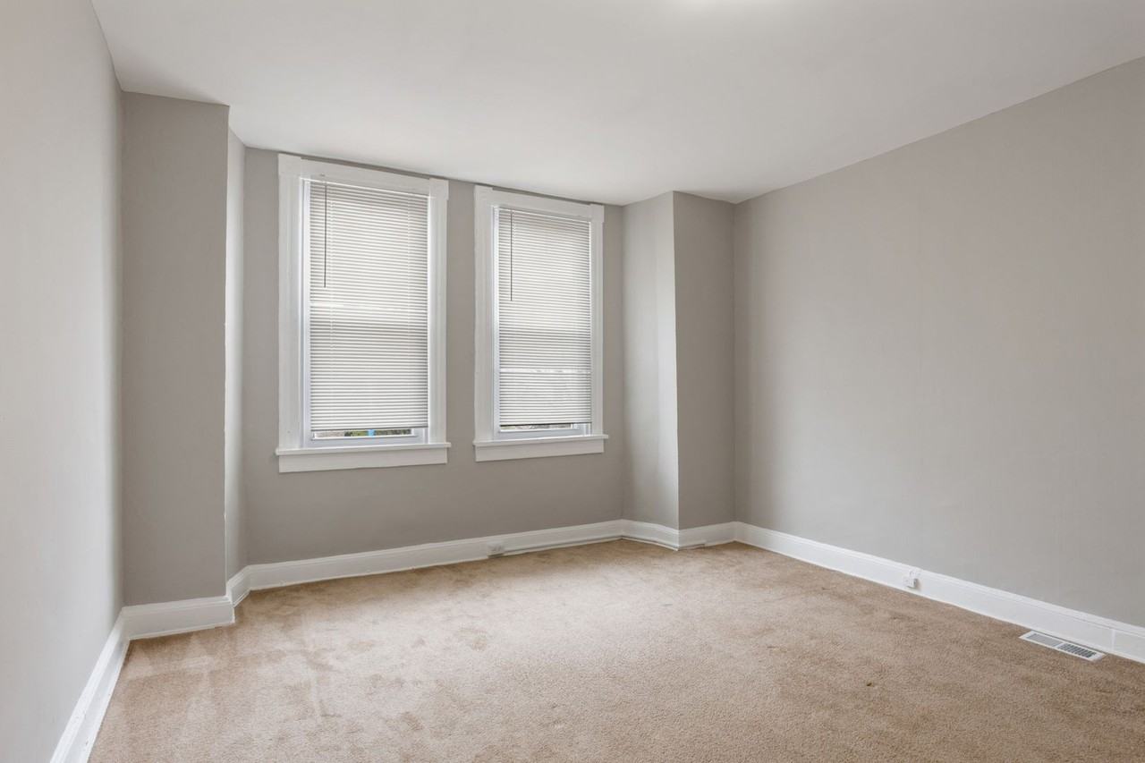 2414 Barclay St - Photo 3 of 28