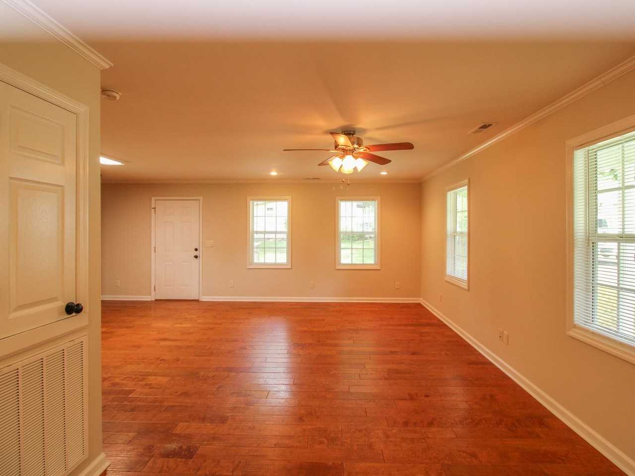 210 Wood St - Photo 6 of 19