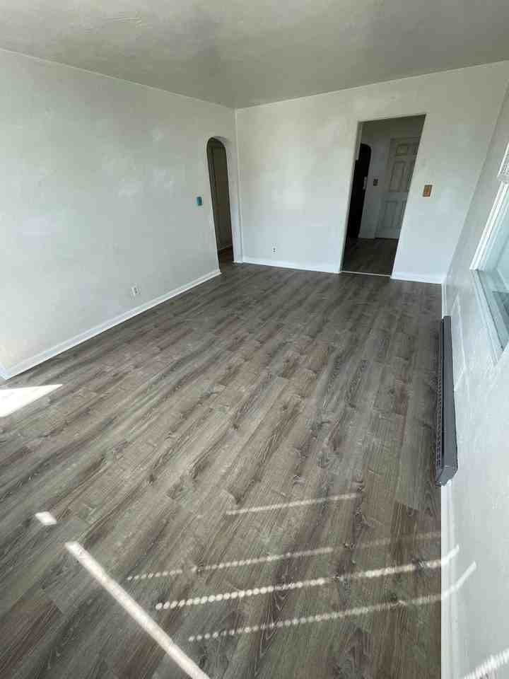 1906 Bay Ave - Photo 2 of 13