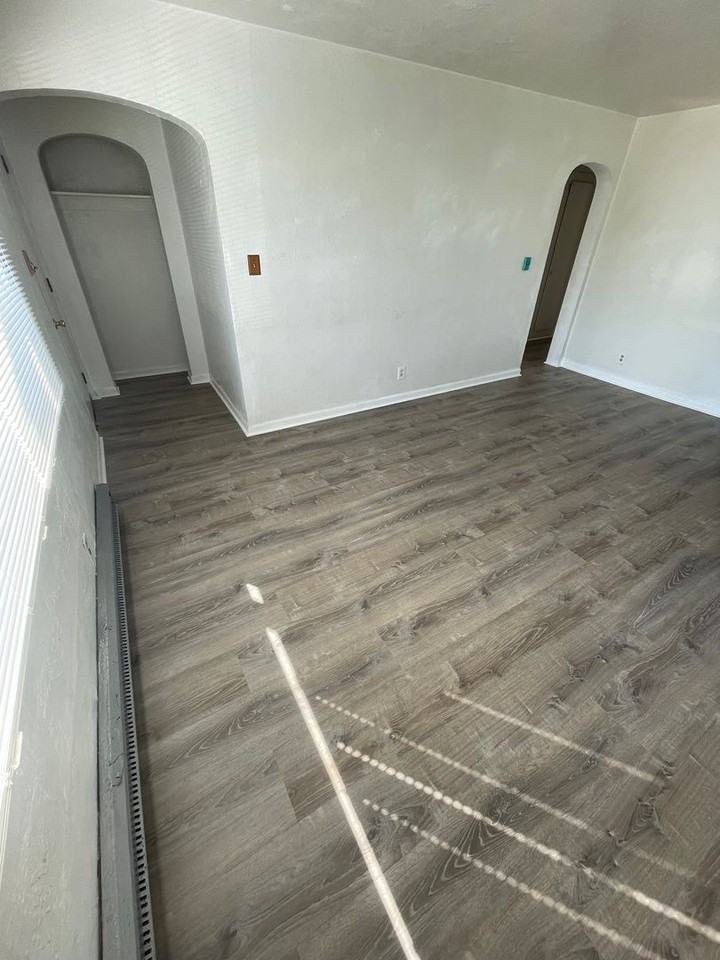 1906 Bay Ave - Photo 3 of 13