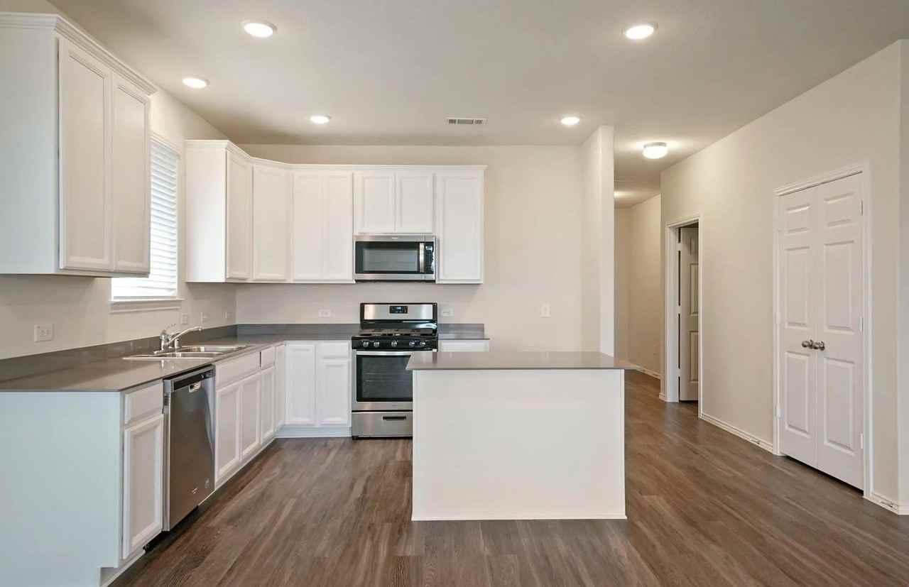 1909 Village Creek Ln - Photo 2 of 7