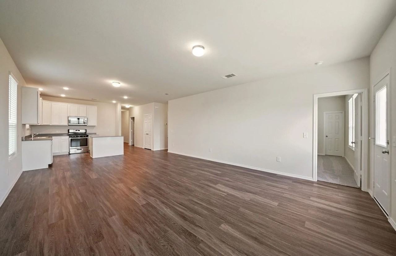 1909 Village Creek Ln - Photo 4 of 7