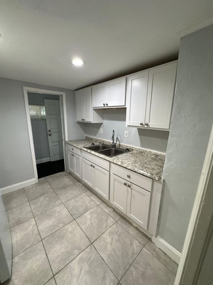 326 Claude St - Photo 2 of 23