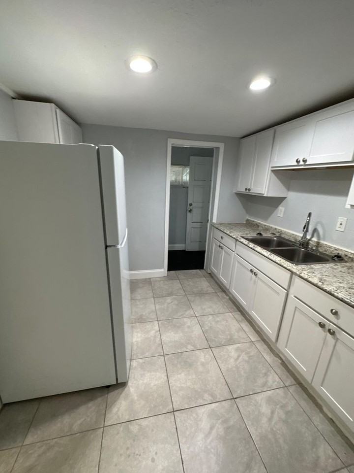 326 Claude St - Photo 3 of 23